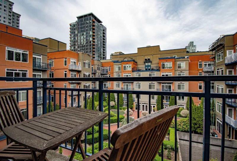 Spacious 2 Bedroom Condo with Pool - image 14