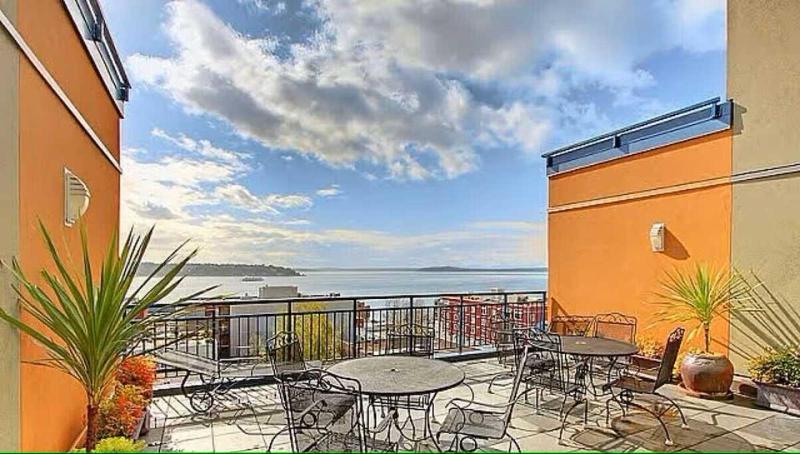 Spacious 2 Bedroom Condo with Pool - image 16