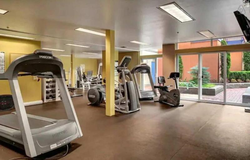 Spacious 2 Bedroom Condo with Pool - image 11