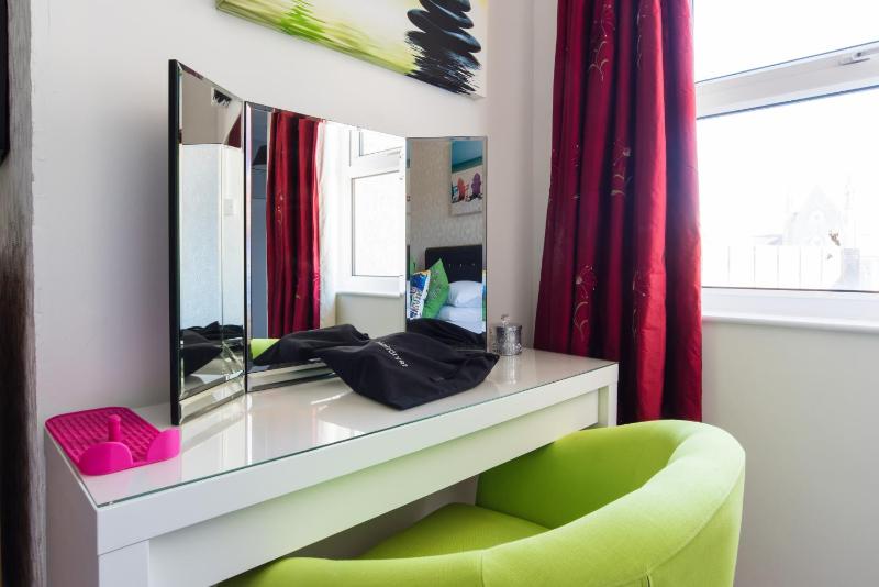 One-Bedroom Apartment image 3