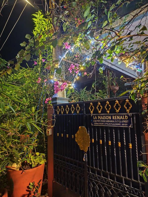 LA MAISON RENALD 4 BHK suits 13 members very near to white town rock beach railway station - image 29