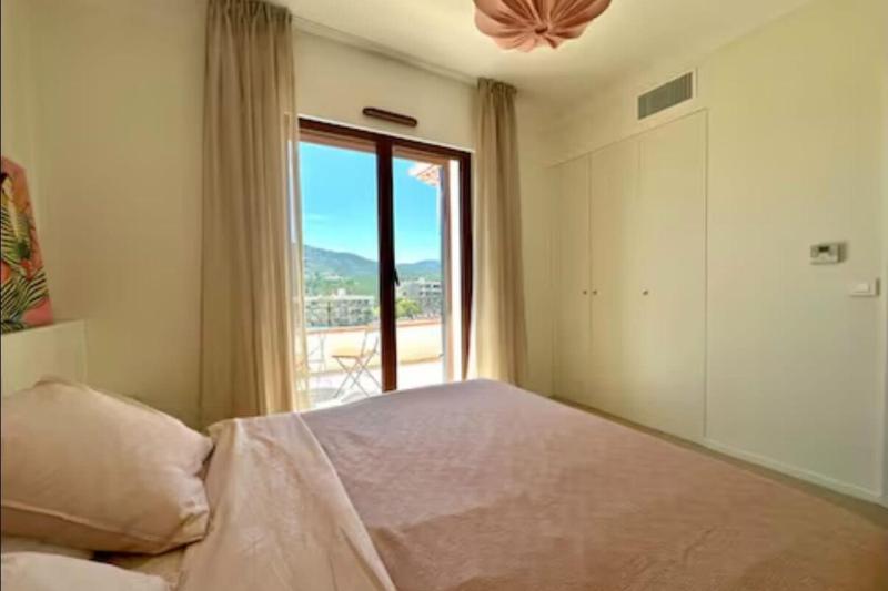 Family house with pool and sea view - image 15