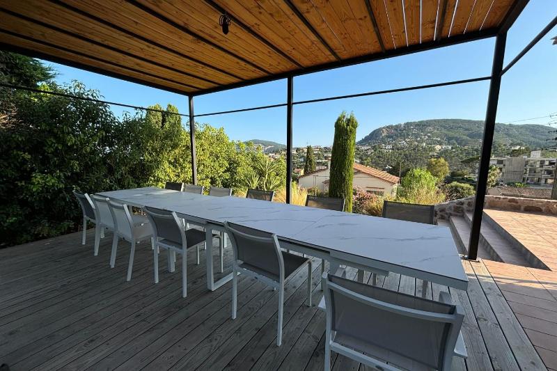 Family house with pool and sea view - image 29