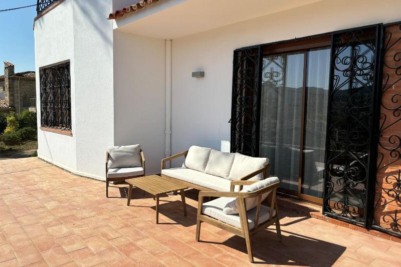 Family house with pool and sea view - image 26