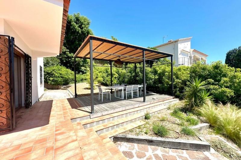 Family house with pool and sea view - image 30