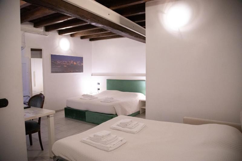 Flowers Apartments Rome City Center - image 15