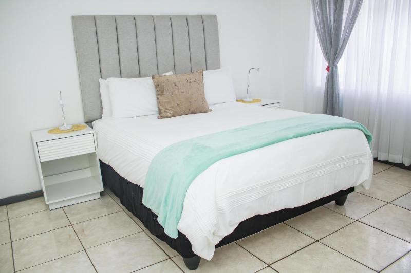 Centrally Located 1 Bedroom Apartment - 2361 - image 7