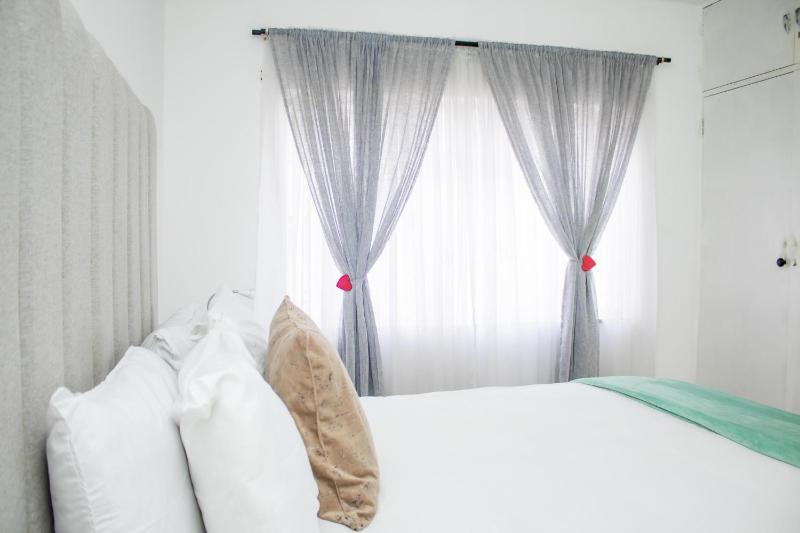 Centrally Located 1 Bedroom Apartment - 2361 - image 2