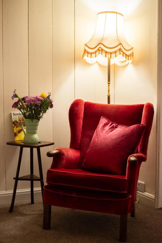 Half Moon House - Timeless Charm with Sea Views - image 9