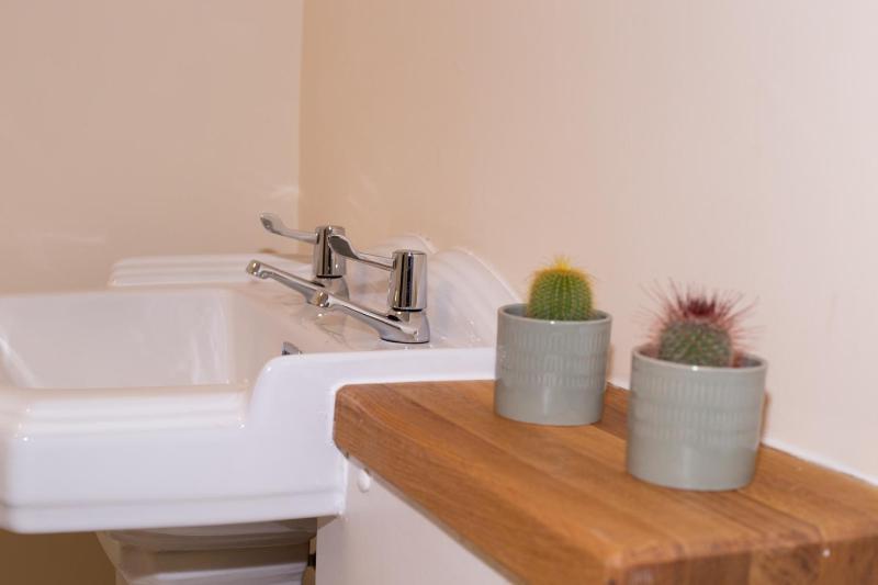 Half Moon House - Timeless Charm with Sea Views - image 18