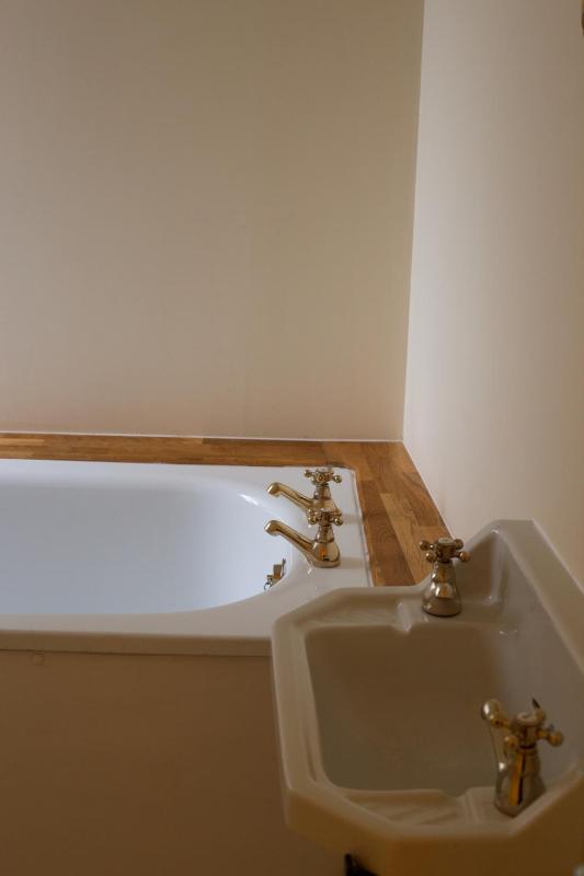 Half Moon House - Timeless Charm with Sea Views - image 16