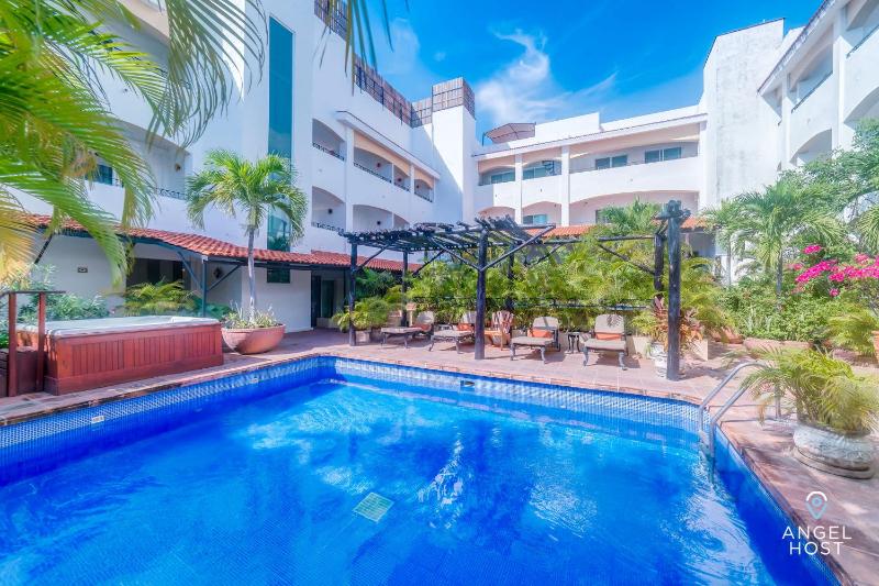 Walk to 5th Ave & Beach - Pools Balcony & Parking - image 1