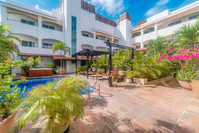 Walk to 5th Ave & Beach - Pools Balcony & Parking - image 17