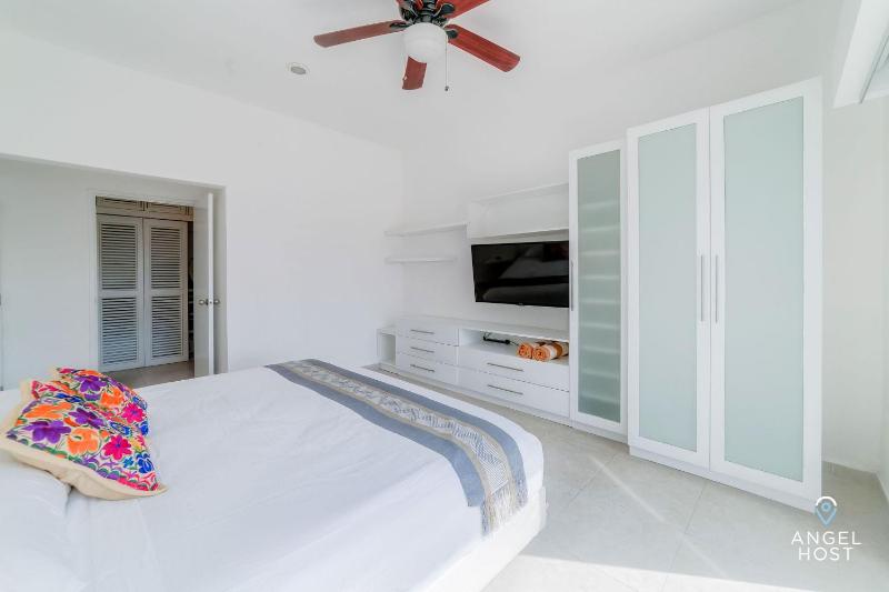 Walk to 5th Ave & Beach - Pools Balcony & Parking - image 30