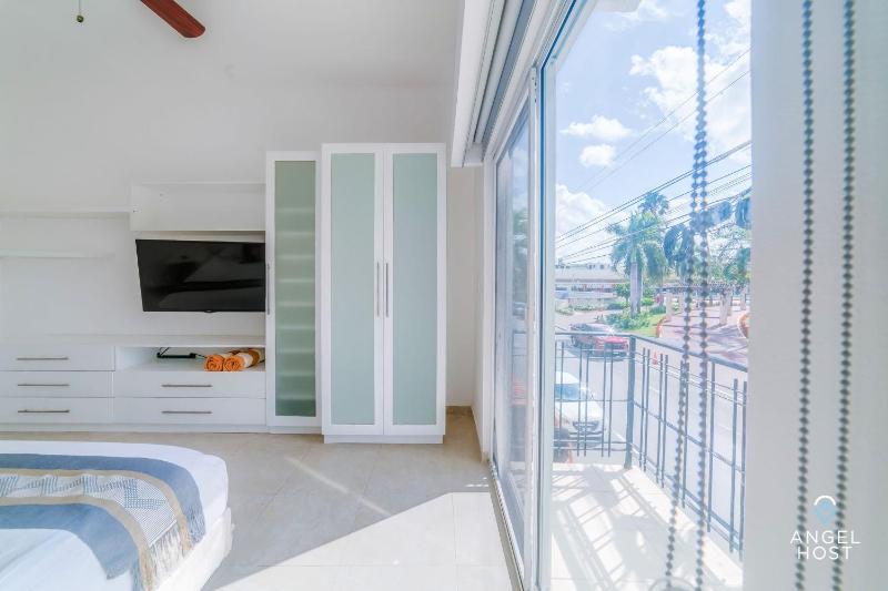 Walk to 5th Ave & Beach - Pools Balcony & Parking - image 31