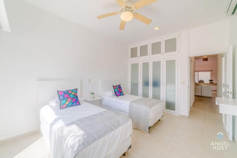 Walk to 5th Ave & Beach - Pools Balcony & Parking - image 15