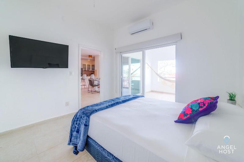 Walk to 5th Ave & Beach - Pools Balcony & Parking - image 6