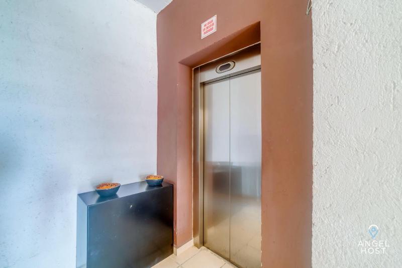 Walk to 5th Ave & Beach - Pools Balcony & Parking - image 32