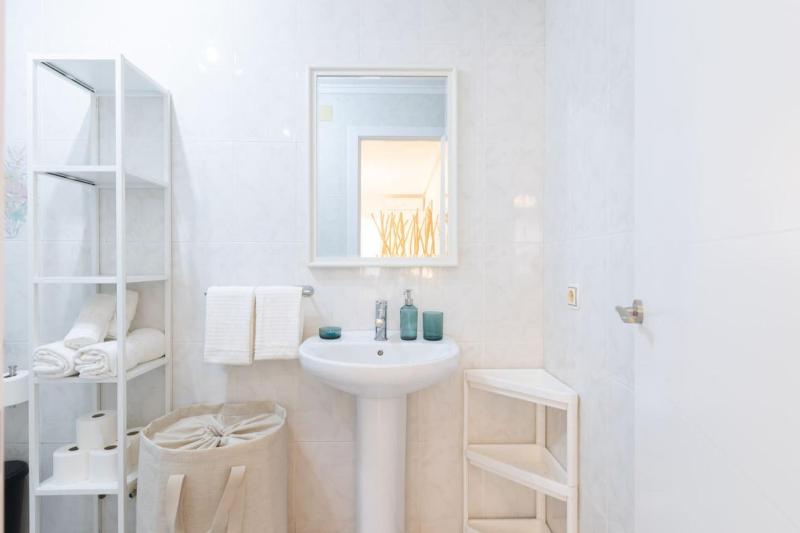 Urban Oasis Minimal Design A.C. Perfect Location - image 12