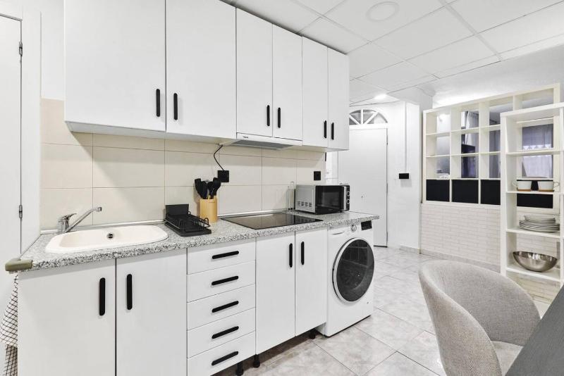 Modern Coastal Apartment Newly Renovated WiFi A.C - image 16