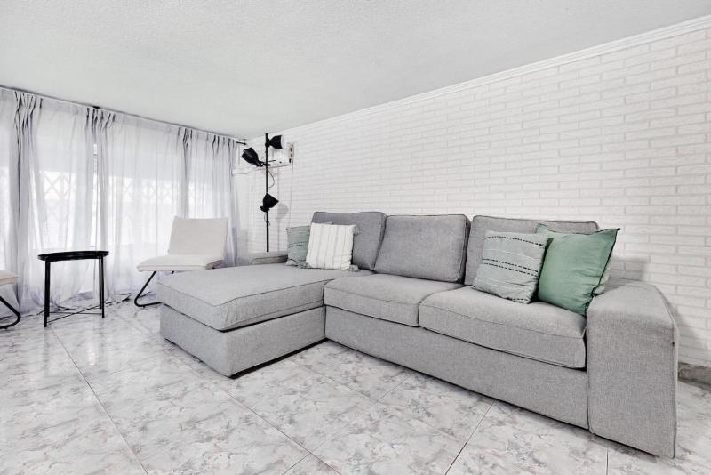 Modern Coastal Apartment Newly Renovated WiFi A.C - image 3