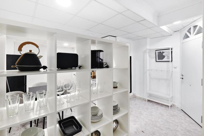 Modern Coastal Apartment Newly Renovated WiFi A.C - image 11