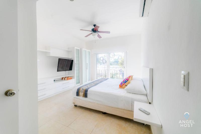 Walk to 5th Ave & Beach - Pools Balcony & Parking - image 11