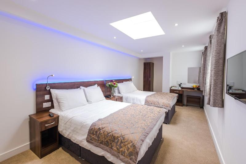 Deluxe Quadruple Room image 1