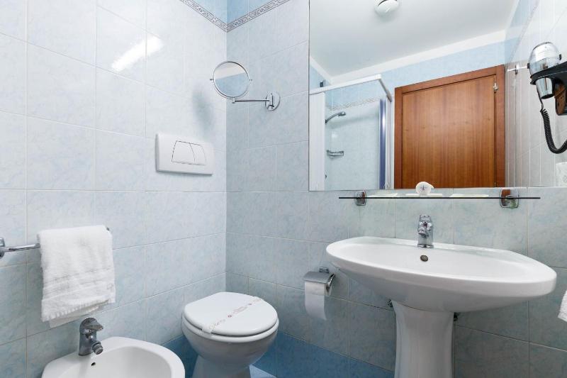 Classic Double or Twin Room image 3