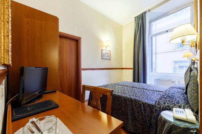 Classic Double or Twin Room image 4