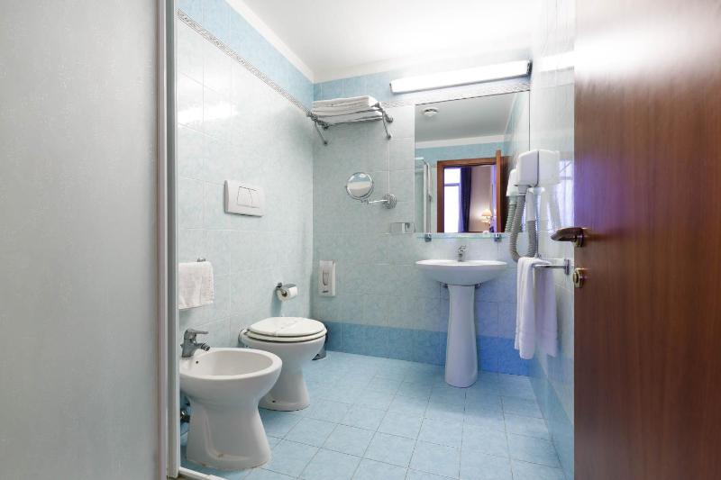 Comfort Single Room image 4