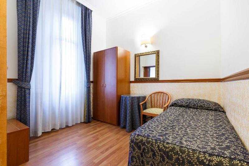 Comfort Triple Room image 2