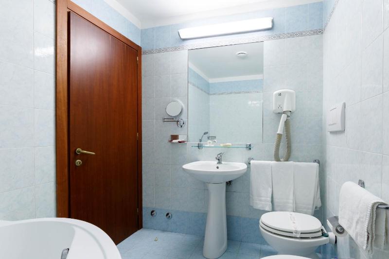 Comfort Triple Room image 3