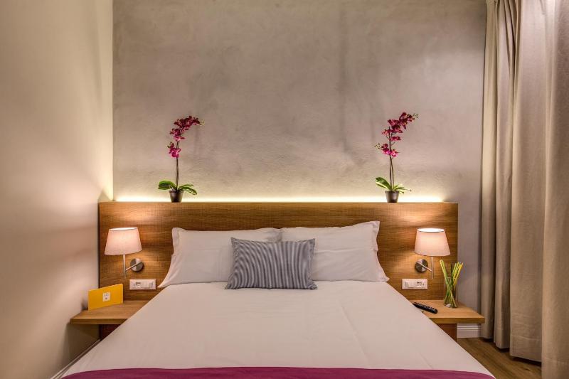 Deluxe Double or Twin Room image 3