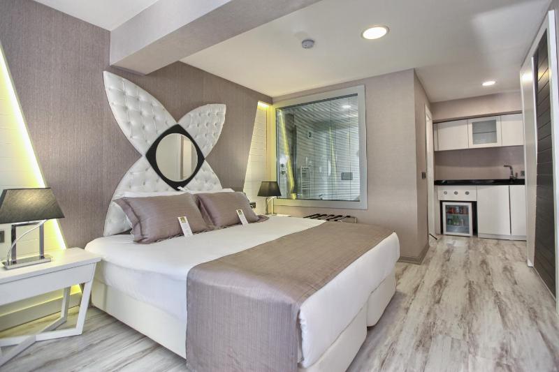 Demonti Hotel - image 1