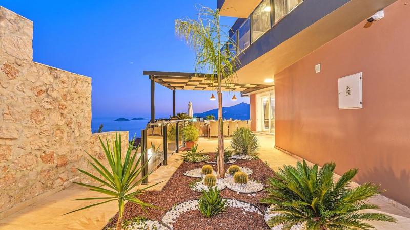 Luxury 5 bedroom seaview villa with private heated pool - image 3