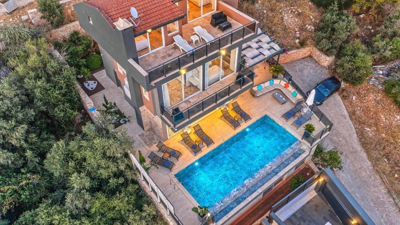 Luxury 5 bedroom seaview villa with private heated pool - image 15