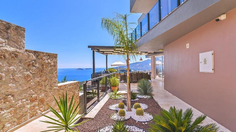 Luxury 5 bedroom seaview villa with private heated pool - image 7