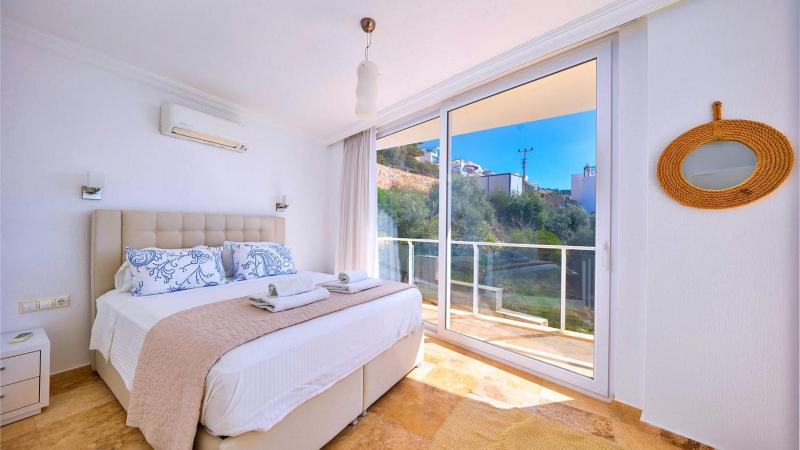 Luxury 5 bedroom seaview villa with private heated pool - image 33