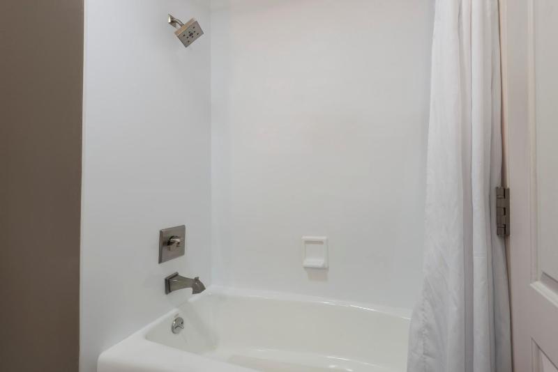 Business Queen Room with Two Queen Beds - Non-Smoking image 2