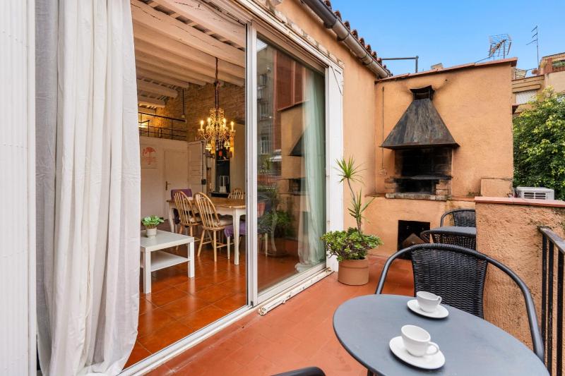 Gràcia Loft Terrace BBQ AC & Fiber Wi-Fi - image 12