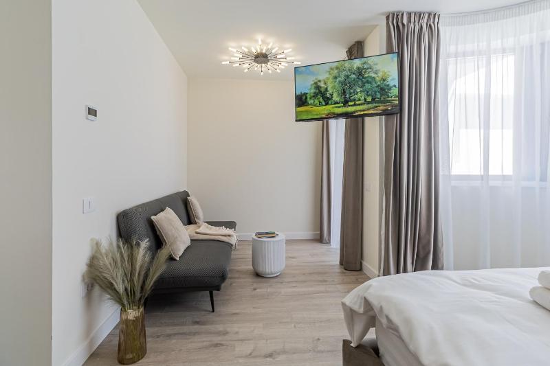 Cozy Luxury Brand New ApartHotel with Studios in Brasov - image 16