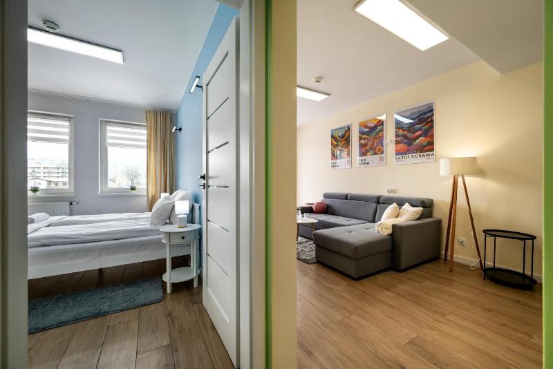 RentPlanet - Apartament Brzoskwiniowa - image 11