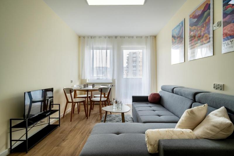 RentPlanet - Apartament Brzoskwiniowa - image 21