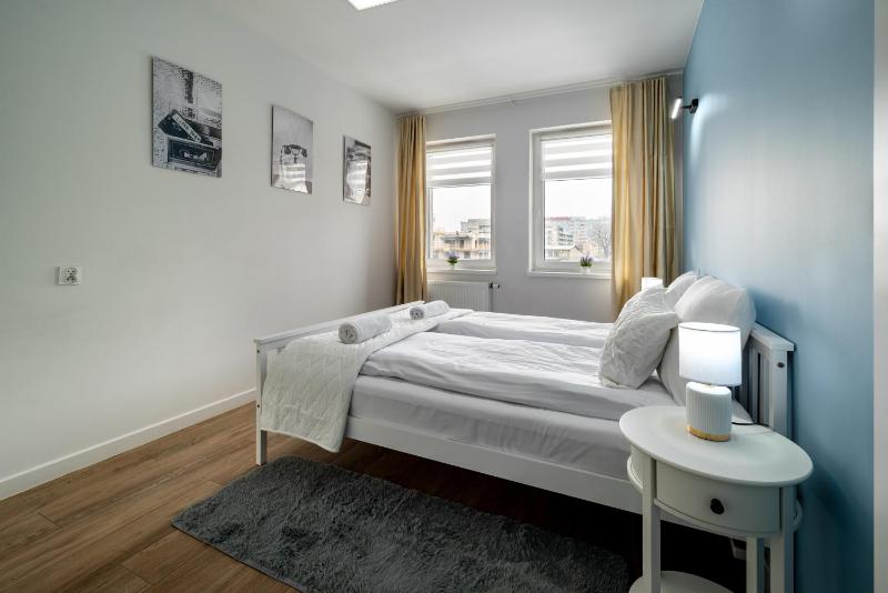 RentPlanet - Apartament Brzoskwiniowa - image 5
