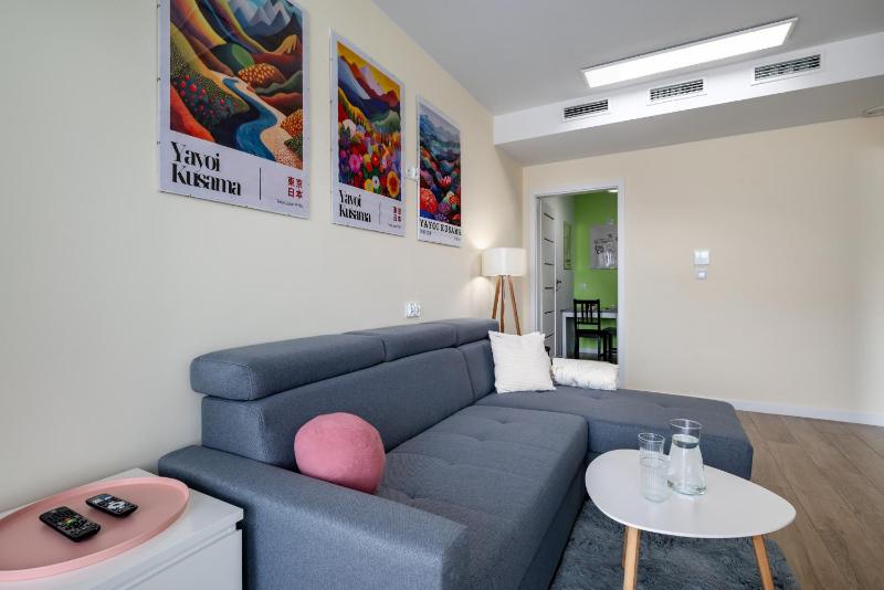 RentPlanet - Apartament Brzoskwiniowa - image 2