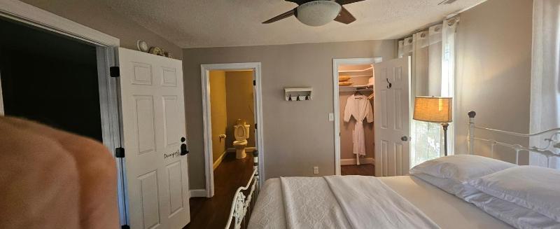 Barclay Cottage Inn - image 22