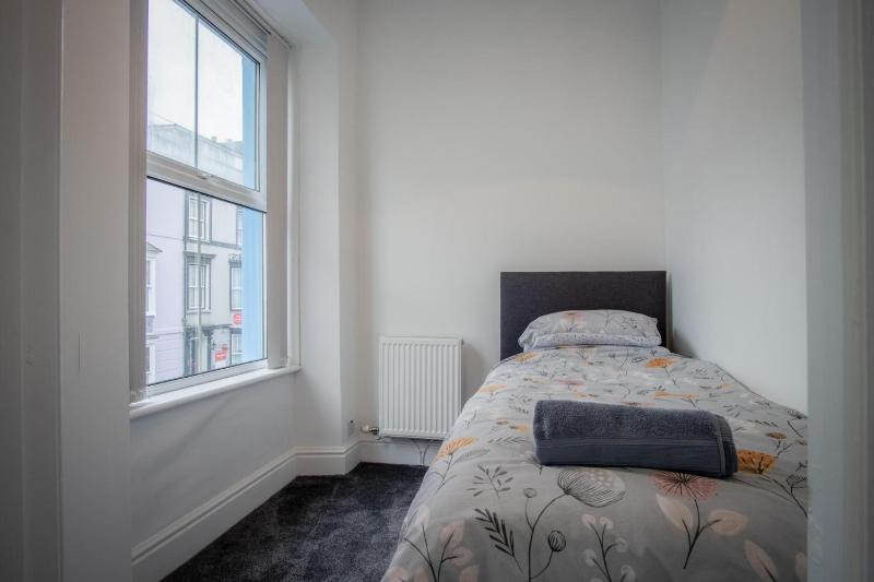 Caldey Island View - 2 Bedroom Apartment - Tenby - image 6