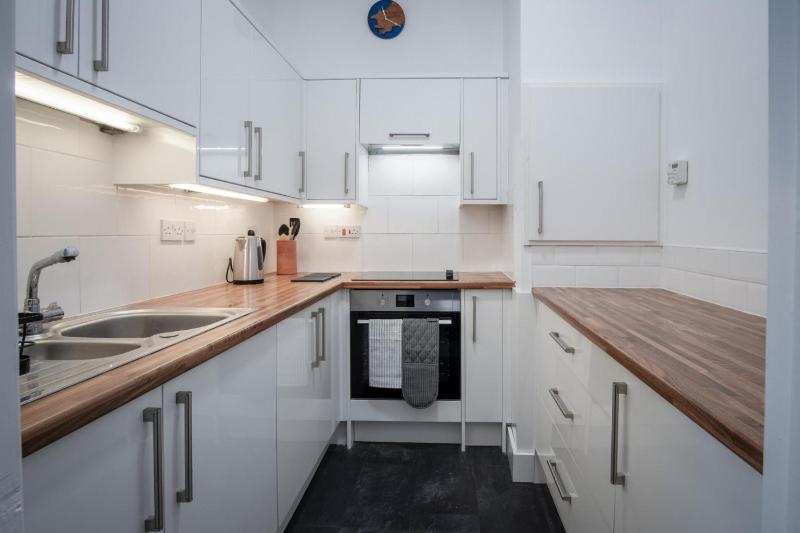 Caldey Island View - 2 Bedroom Apartment - Tenby - image 9