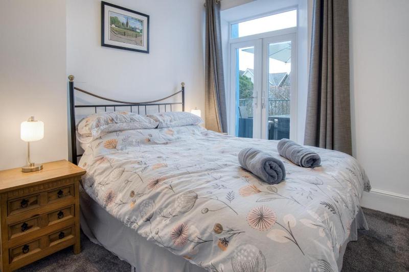 Caldey Island View - 2 Bedroom Apartment - Tenby - image 8